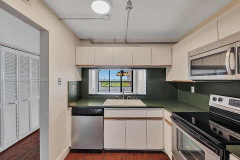 Condo in Miami Beach, Florida, 1 bedroom  № 2352024 - photo 20