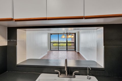 Condo in Miami Beach, Florida, 1 bedroom  № 2352024 - photo 21