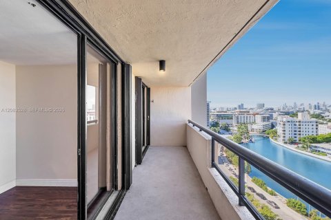 Condo in Miami Beach, Florida, 1 bedroom  № 2352024 - photo 11