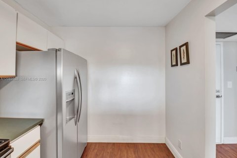 Condo in Miami Beach, Florida, 1 bedroom  № 2352024 - photo 24