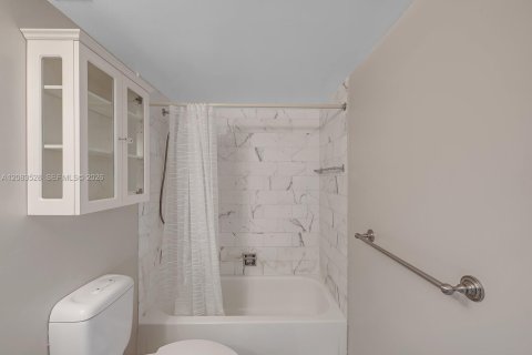 Condo in Miami Beach, Florida, 1 bedroom  № 2352024 - photo 29