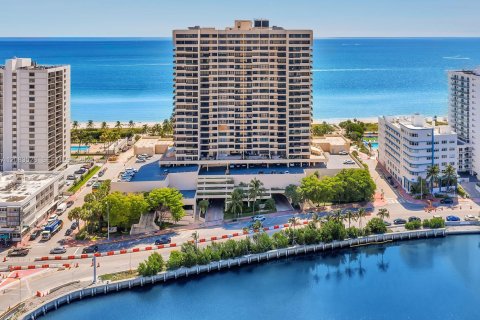Condo in Miami Beach, Florida, 1 bedroom  № 2352024 - photo 2