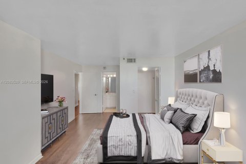 Condo in Miami Beach, Florida, 1 bedroom  № 2352024 - photo 25