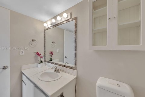 Condo in Miami Beach, Florida, 1 bedroom  № 2352024 - photo 30