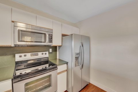 Condo in Miami Beach, Florida, 1 bedroom  № 2352024 - photo 23