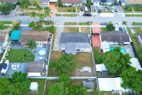 House in Miami, Florida 4 bedrooms, 154.78 sq.m. № 1877819 - photo 8