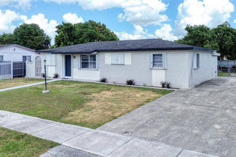 House in Miami, Florida 4 bedrooms, 154.78 sq.m. № 1877819 - photo 1