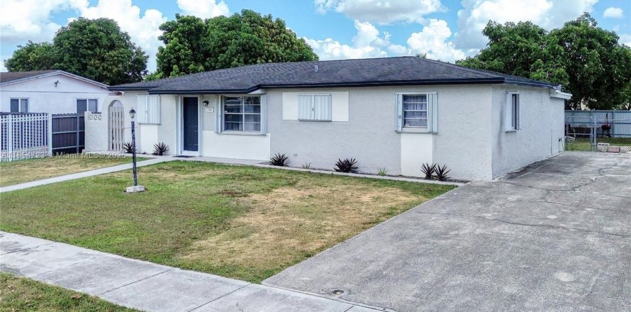 House in Miami, Florida 4 bedrooms, 154.78 sq.m. № 1877819