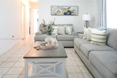 House in Miami, Florida 4 bedrooms, 154.78 sq.m. № 1877819 - photo 4