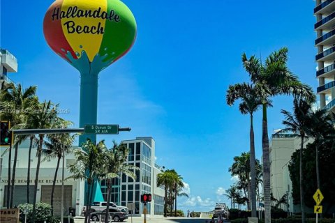 Condominio en venta en Hallandale Beach, Florida, 2 dormitorios, 113.53 m2 № 2034153 - foto 12