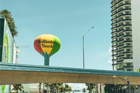 Condominio en venta en Hallandale Beach, Florida, 2 dormitorios, 113.53 m2 № 2034153 - foto 13