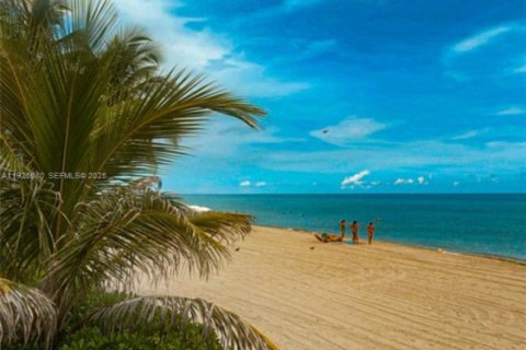 Condominio en venta en Hallandale Beach, Florida, 2 dormitorios, 113.53 m2 № 2034153 - foto 15