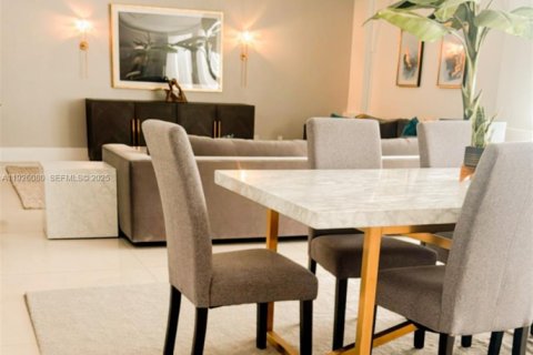 Condominio en venta en Hallandale Beach, Florida, 2 dormitorios, 113.53 m2 № 2034153 - foto 22