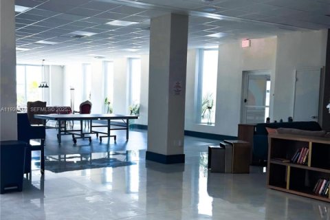 Condominio en venta en Hallandale Beach, Florida, 2 dormitorios, 113.53 m2 № 2034153 - foto 10