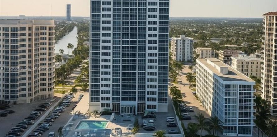 Condominio en Hallandale Beach, Florida, 2 dormitorios  № 2034153