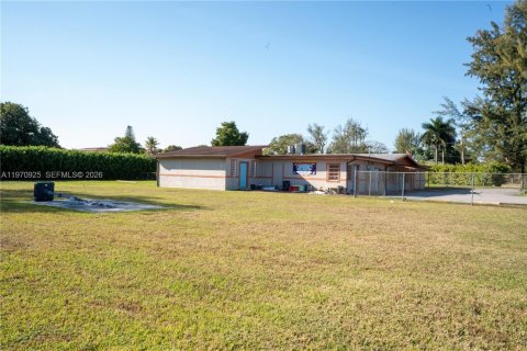 Commercial property in Miami, Florida № 2031488 - photo 10