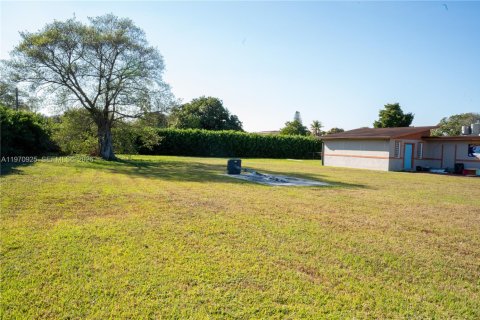 Commercial property in Miami, Florida № 2031488 - photo 11