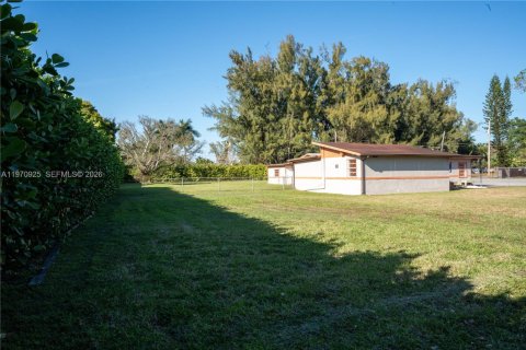 Commercial property in Miami, Florida № 2031488 - photo 12