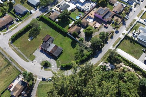 Commercial property in Miami, Florida № 2031488 - photo 4