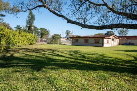 Commercial property in Miami, Florida № 2031488 - photo 16