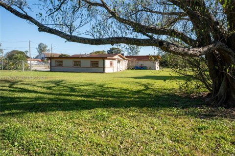 Commercial property in Miami, Florida № 2031488 - photo 15