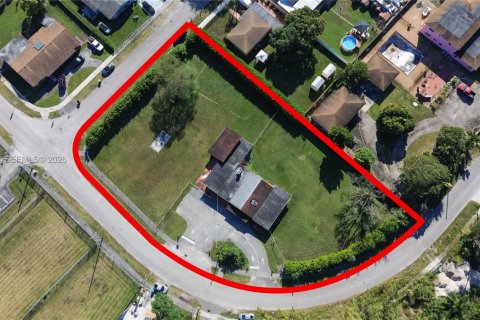 Commercial property in Miami, Florida № 2031488