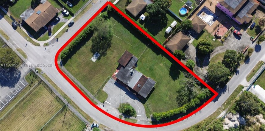 Commercial property in Miami, Florida № 2031488