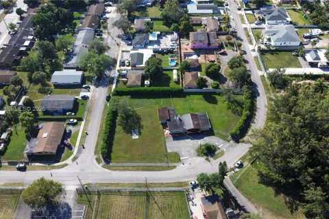 Commercial property in Miami, Florida № 2031488 - photo 5