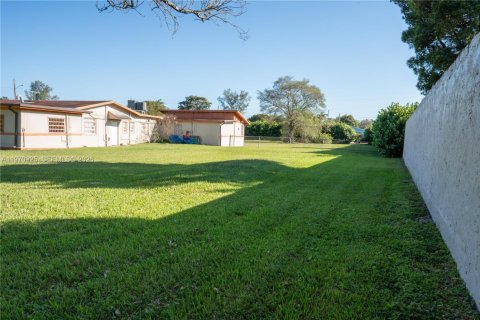 Commercial property in Miami, Florida № 2031488 - photo 14