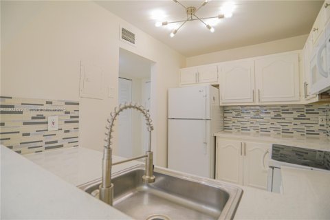 Condominio en venta en North Miami, Florida, 1 dormitorio, 73.49 m2 № 2013902 - foto 6