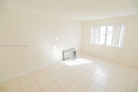 Condominio en venta en North Miami, Florida, 1 dormitorio, 73.49 m2 № 2013902 - foto 10