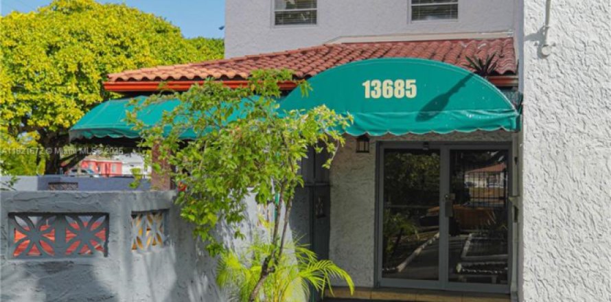 Condominio en North Miami, Florida, 1 dormitorio  № 2013902