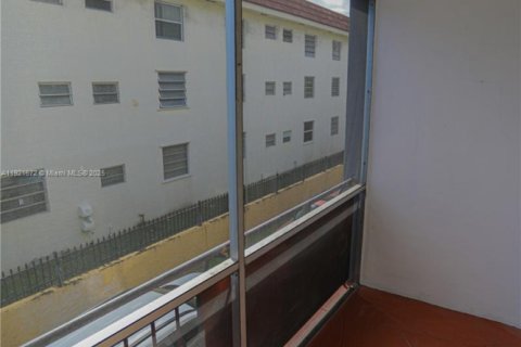 Condominio en venta en North Miami, Florida, 1 dormitorio, 73.49 m2 № 2013902 - foto 12