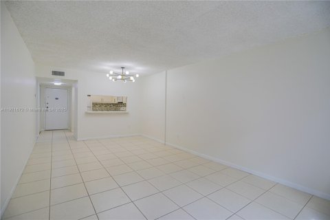 Condominio en venta en North Miami, Florida, 1 dormitorio, 73.49 m2 № 2013902 - foto 2