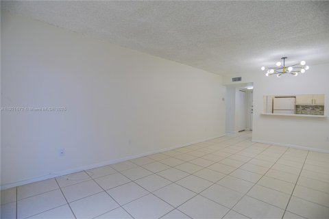 Condominio en venta en North Miami, Florida, 1 dormitorio, 73.49 m2 № 2013902 - foto 4