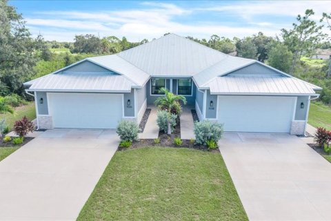 Commercial property in Punta Gorda, Florida 6 bedrooms, 307.88 sq.m. № 2379024