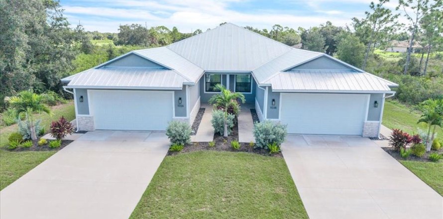 Commercial property in Punta Gorda, Florida 6 bedrooms, 307.88 sq.m. № 2379024