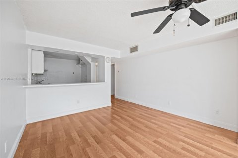 Condo in Sunny Isles Beach, Florida, 1 bedroom  № 1956548 - photo 12