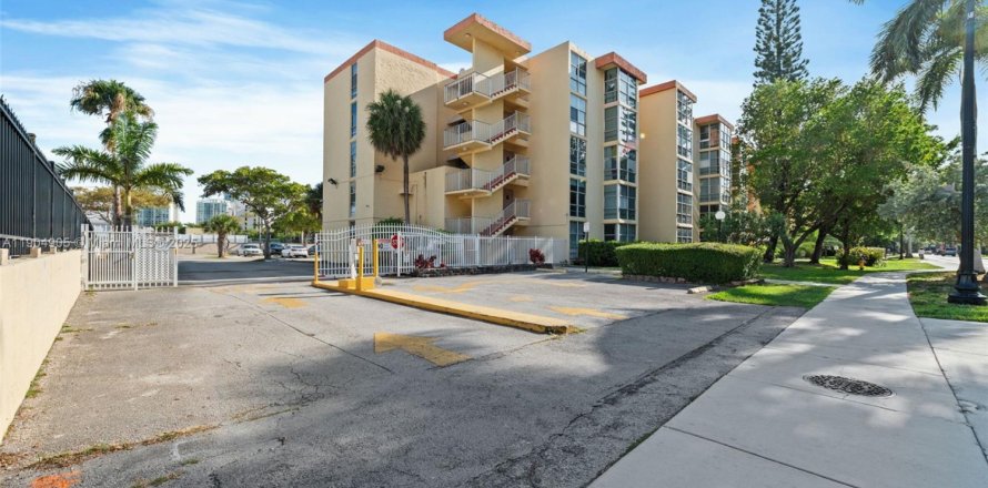 Condo in Sunny Isles Beach, Florida, 1 bedroom  № 1956548