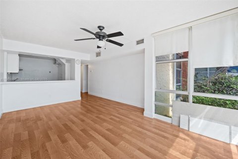 Condo in Sunny Isles Beach, Florida, 1 bedroom  № 1956548 - photo 11