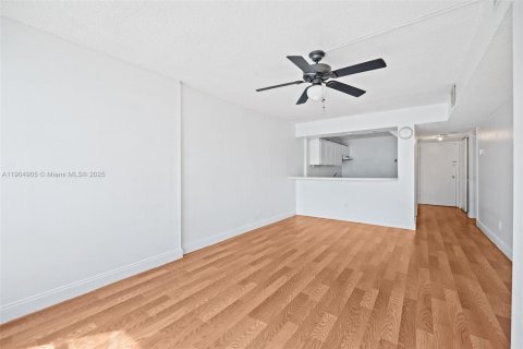 Condo in Sunny Isles Beach, Florida, 1 bedroom  № 1956548 - photo 10