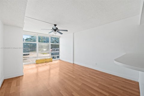 Condo in Sunny Isles Beach, Florida, 1 bedroom  № 1956548 - photo 14