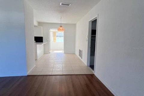 House in Kenneth City, Florida 2 bedrooms, 87.79 sq.m. № 1546368 - photo 7
