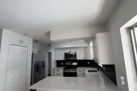 House in Kenneth City, Florida 2 bedrooms, 87.79 sq.m. № 1546368 - photo 9