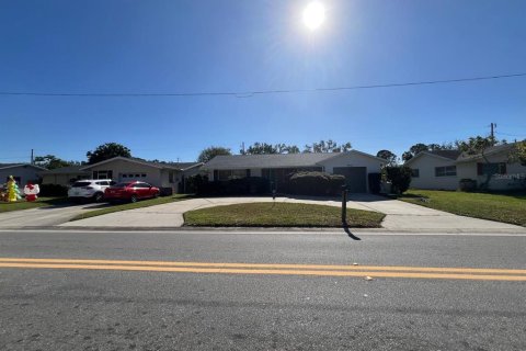 House in Kenneth City, Florida 2 bedrooms, 87.79 sq.m. № 1546368 - photo 1