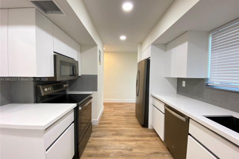 House in Wilton Manors, Florida 3 bedrooms, 152.73 sq.m. № 1891815 - photo 8