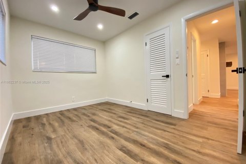 House in Wilton Manors, Florida 3 bedrooms, 152.73 sq.m. № 1891815 - photo 25
