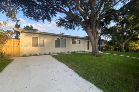 House in Wilton Manors, Florida 3 bedrooms, 152.73 sq.m. № 1891815 - photo 4