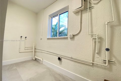 House in Wilton Manors, Florida 3 bedrooms, 152.73 sq.m. № 1891815 - photo 19
