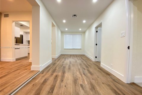House in Wilton Manors, Florida 3 bedrooms, 152.73 sq.m. № 1891815 - photo 17